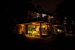 Voorkant accommodatie - avond/nacht