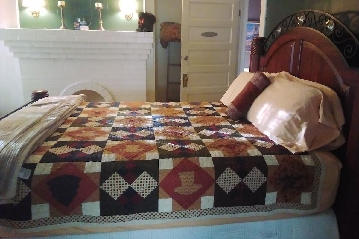 The Romance Suite | 1 bedroom, premium bedding, desk, iron/ironing board