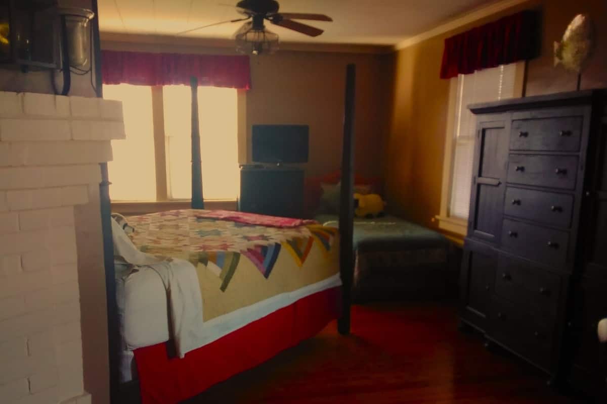 The Executive Suite | 1 bedroom, premium bedding, desk, iron/ironing board