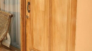 A wooden door with a number '12' and a decorative toucan. - Hotel Millenium (Rio Segundo)