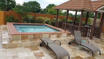 Kolam renang outdoor