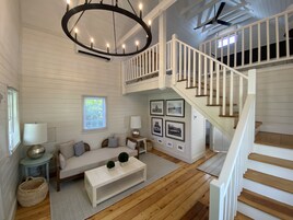 Artist Loft - Queen Bed | Living area