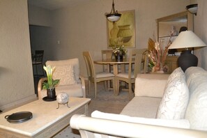 Exclusive Suite, Kitchenette (Jacuzzi) | Living area