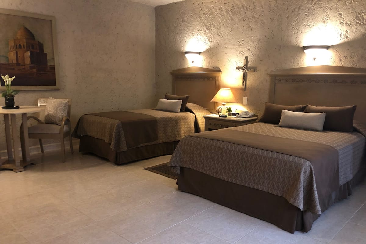 1 bedroom, Egyptian cotton sheets, premium bedding, down duvets