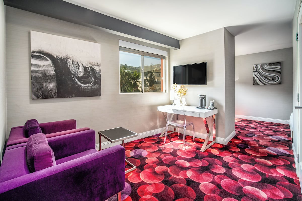 Suite, 2 slaapkamers | Woonruimte | Een 42-inch flatscreentelevisie met kabelzenders en televisie