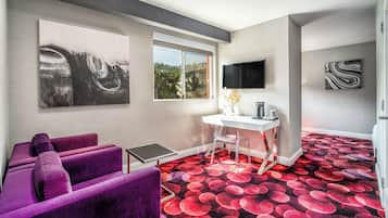 Suíte, 2 quartos | Área de estar | TV de tela plana 42 polegadas com canais a cabo, TV