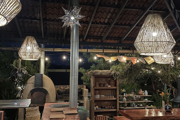 Melayani sarapan, makan siang, dan makan malam