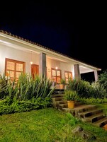 Fachada de la propiedad por la tarde o noche