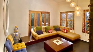 Cabana família, 2 quartos, cozinha, vista para o lago | Sala de estar | Smart TV, pisos aquecidos