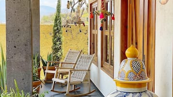 Cabaña familiar, 2 habitaciones, cocina, vista al lago | Área de sala de estar | Smart TV y piso con calefacción