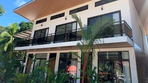 A modern two-story building with large windows and a flat roof. - Hotel Manuel Antonio Park (Quepos)