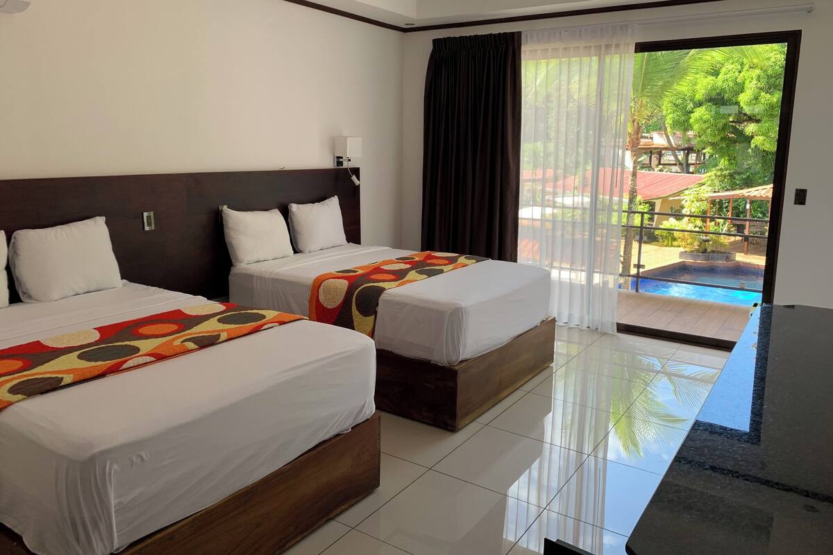 Deluxe Quadruple Room | Free WiFi, bed sheets