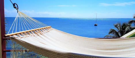 Klassieke penthouse, 1 queensize bed, uitzicht op oceaan | Uitzicht op strand/zee