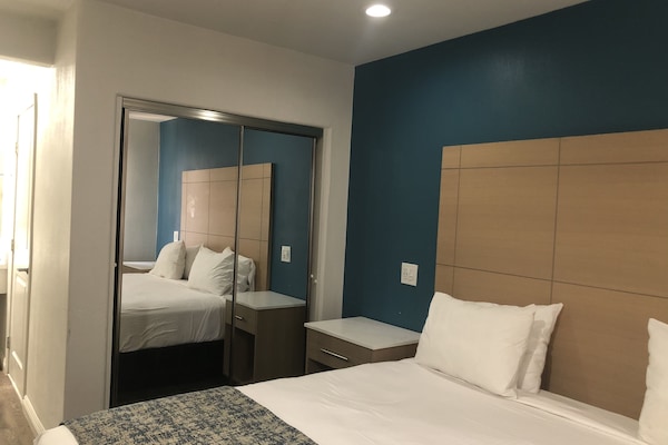Comfort Single Room, 1 King Bed | Tempur-Pedic beds, desk, laptop workspace, iron/ironing board