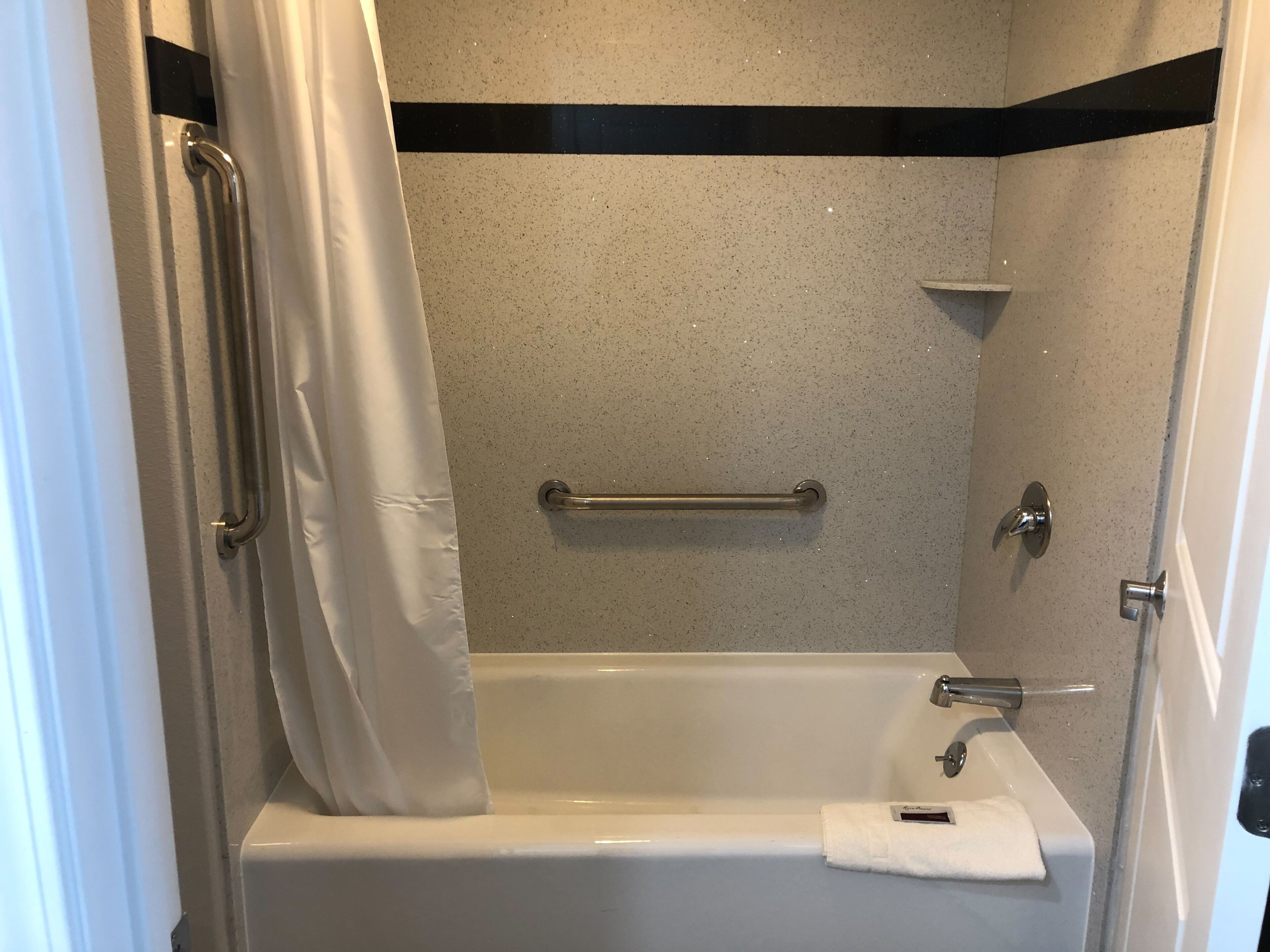 Chambre Deluxe, 2 grands lits (Ground Floor Only) | Salle de bain | Douche, articles de toilette gratuits, sèche-cheveux