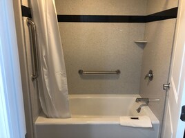 Habitación Deluxe, 2 camas de matrimonio (Ground Floor Only) | Baño | Ducha, artículos de higiene personal gratuitos y secador de pelo