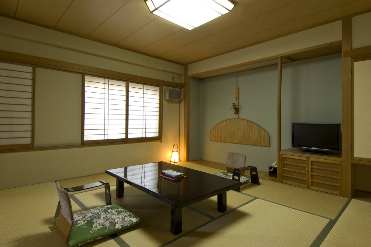 傳統客房 (STD, Futon & Shared Hot Spring Access) | 迷你吧、房內夾萬、床單