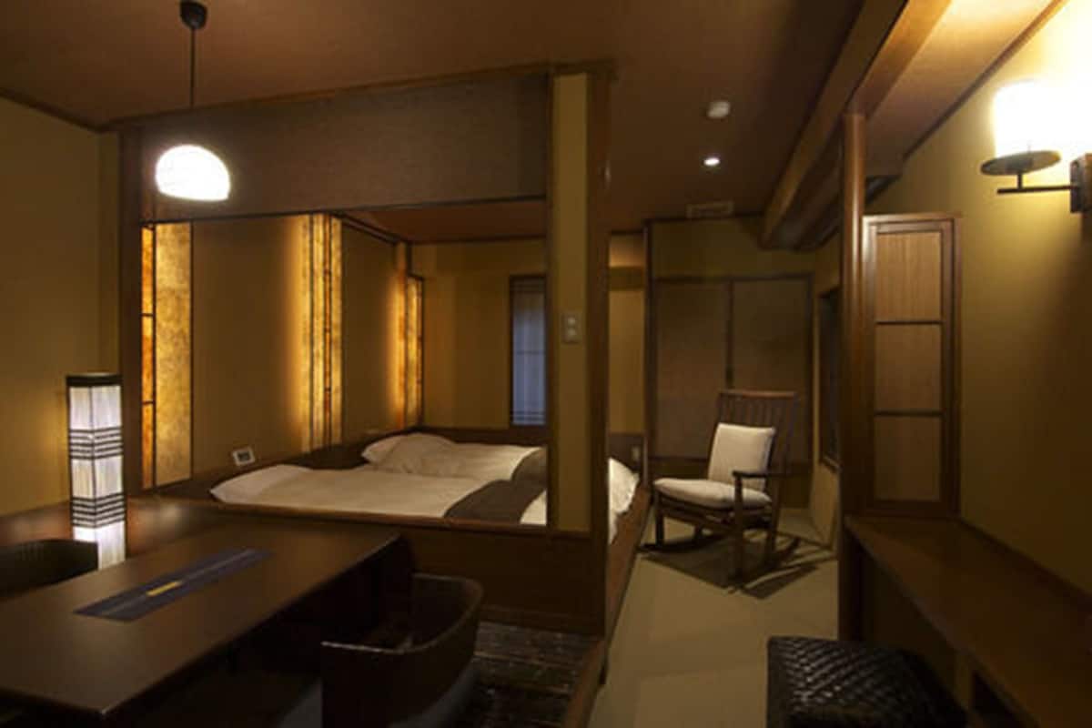 Design suite, niet-roken (TWNLow Bed & Shared Hot Spring Access) | 1 slaapkamer, een minibar, een kluis op de kamer, beddengoed