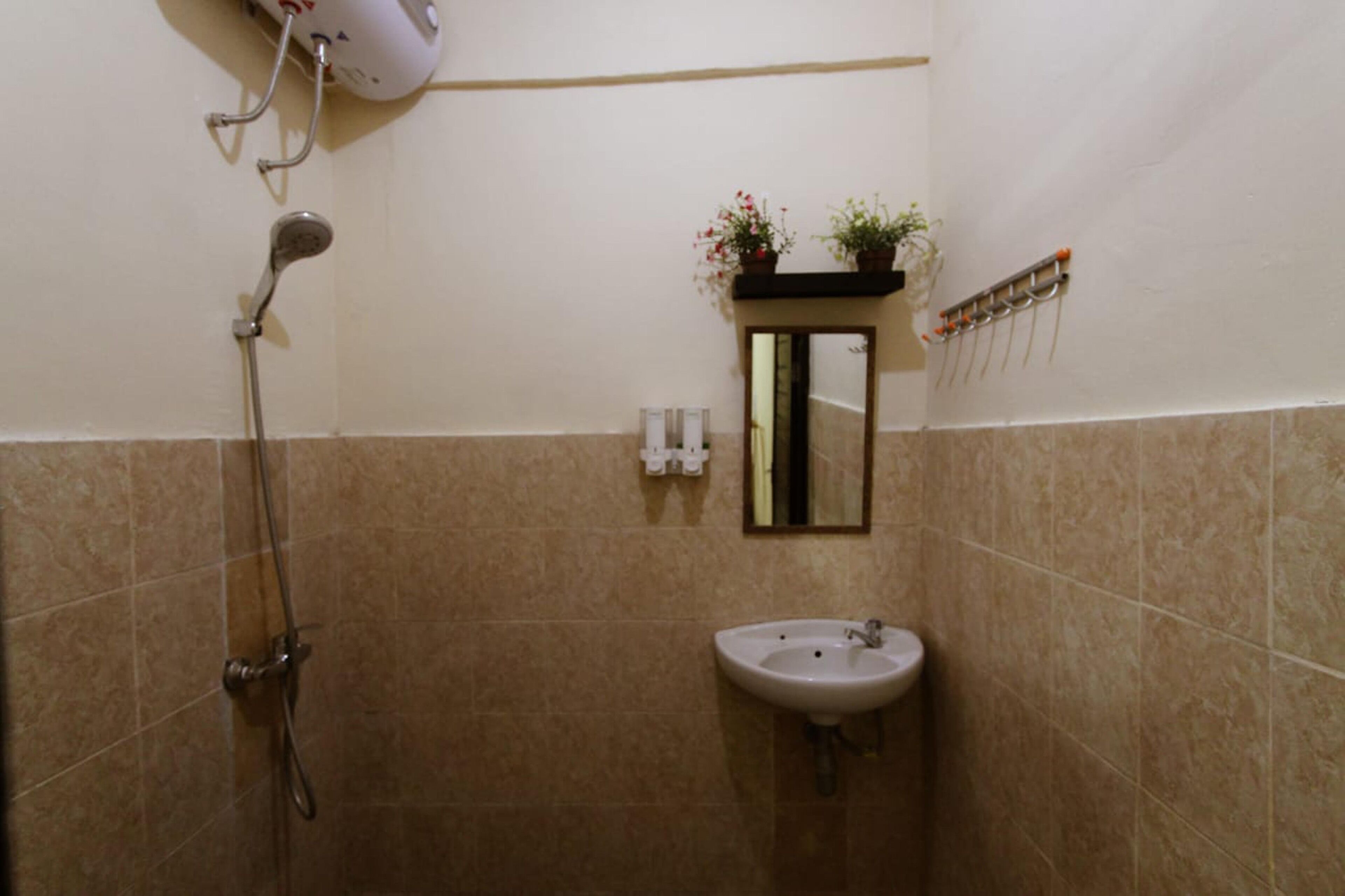 Shower, free toiletries, towels