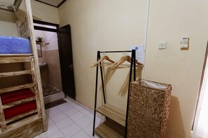 Shower, free toiletries, towels