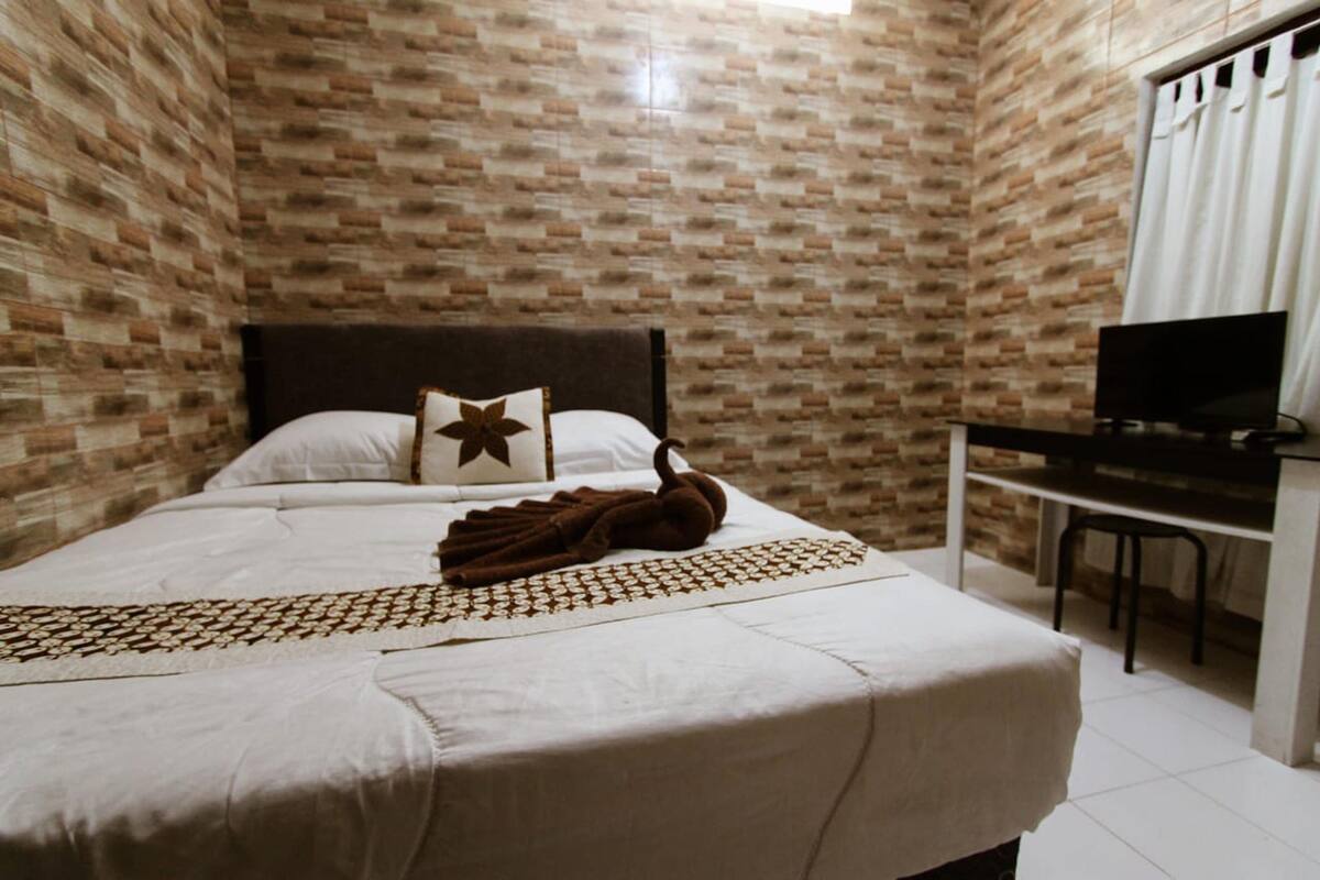 Standard Double Room | Desk, free WiFi, bed sheets