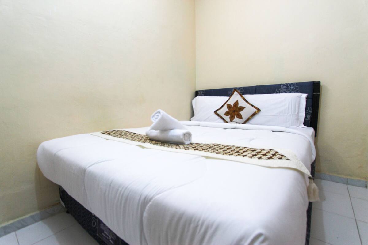 Desk, free WiFi, bed sheets