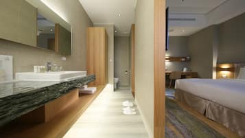 Bathroom | Separate tub and shower, deep soaking tub, free toiletries, hair dryer