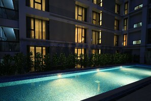 Una piscina al aire libre de temporada, socorrista en las instalaciones