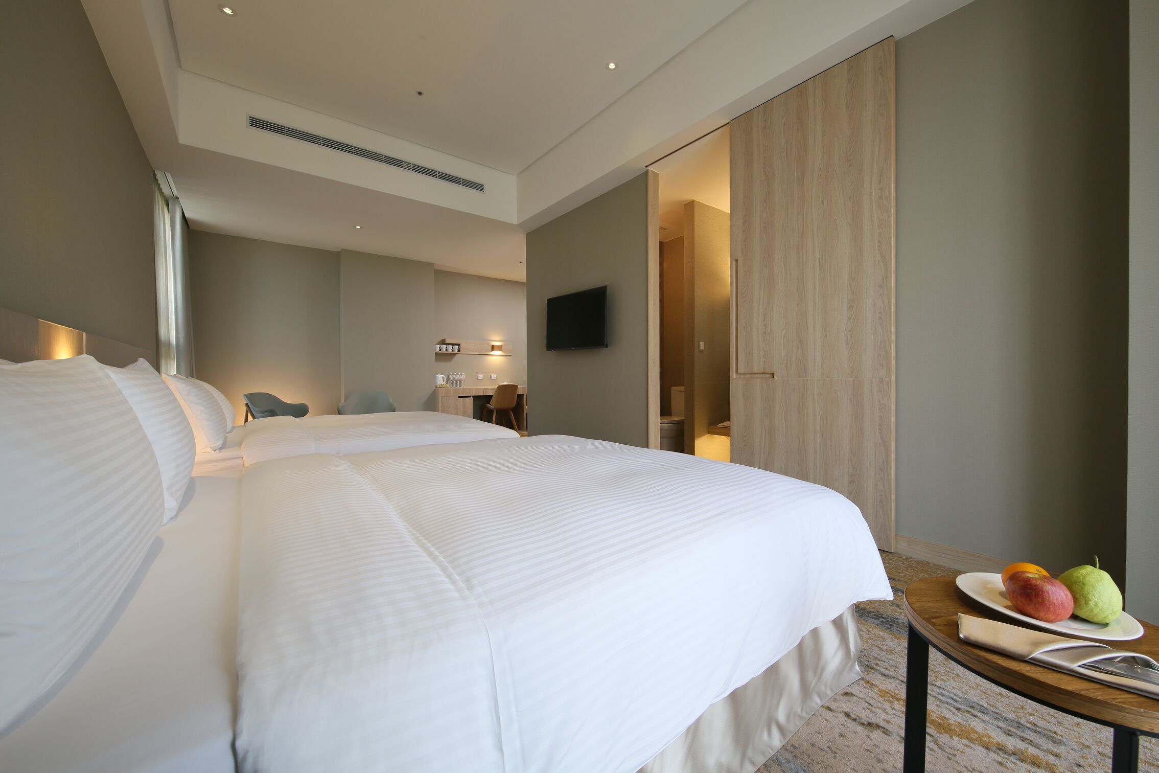 客房內保險箱、書桌、筆電工作空間、免費無線上網