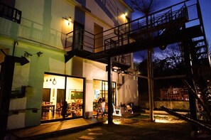 Fassade der Unterkunft – Abend/Nacht