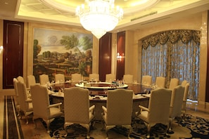 2 restaurants, breakfast, lunch, dinner served; Chinese cuisine