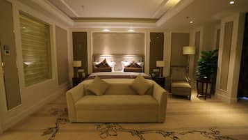 Ylelliset vuodevaatteet, minibaari, tallelokero huoneessa, työpöytä