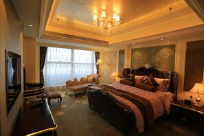 Seprai premium, minibar, brankas, dan meja kerja