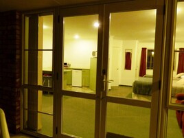 Estudio, varias camas, bañera de hidromasaje, vistas a la montaña | Tabla de planchar con plancha, cunas gratuitas, camas supletorias