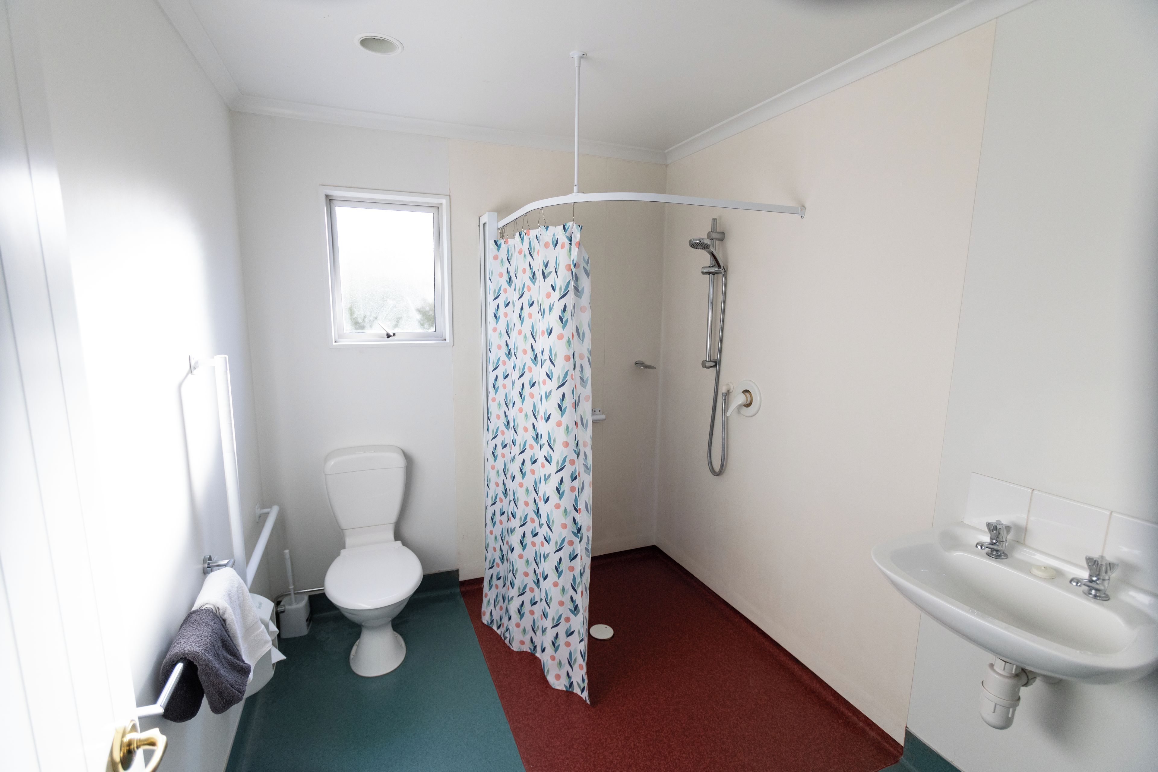 Un baño con inodoro, ducha y lavamanos.