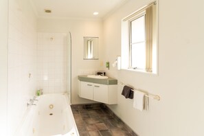 Studio Spa | Bathroom | Hair dryer, towels, soap, shampoo - Alexandra Heights Motel (Alexandra)