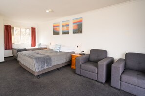 开间, 多张床, 按摩浴缸, 山景 | 熨斗/熨衣板、免费婴儿床、折叠床/加床（额外收费）、免费 WiFi