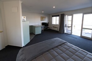 Studio | Iron/ironing board, cribs (free), rollaway beds (surcharge), WiFi (free) - Alexandra Heights Motel (Alexandra)