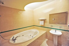 Habitación doble superior | Tina de hidromasaje