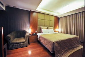 Habitación doble estándar | Artículos del minibar gratis, escritorio y cortinas blackout 