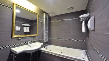 Standard Double Room | Bathroom