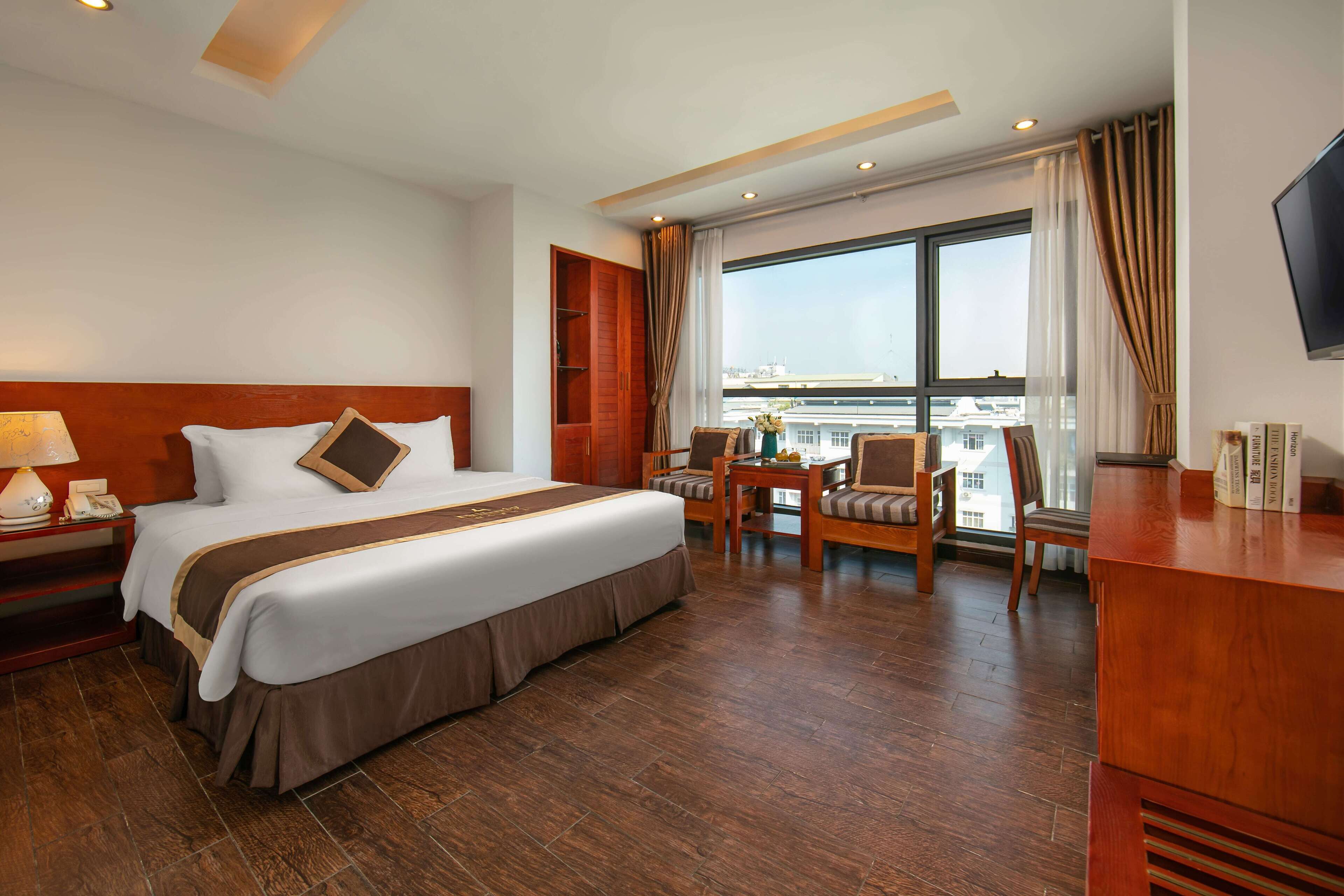 Phòng đôi Superior (1 Big Bed Only) | Minibar, két bảo mật tại phòng, bàn, phòng cách âm 