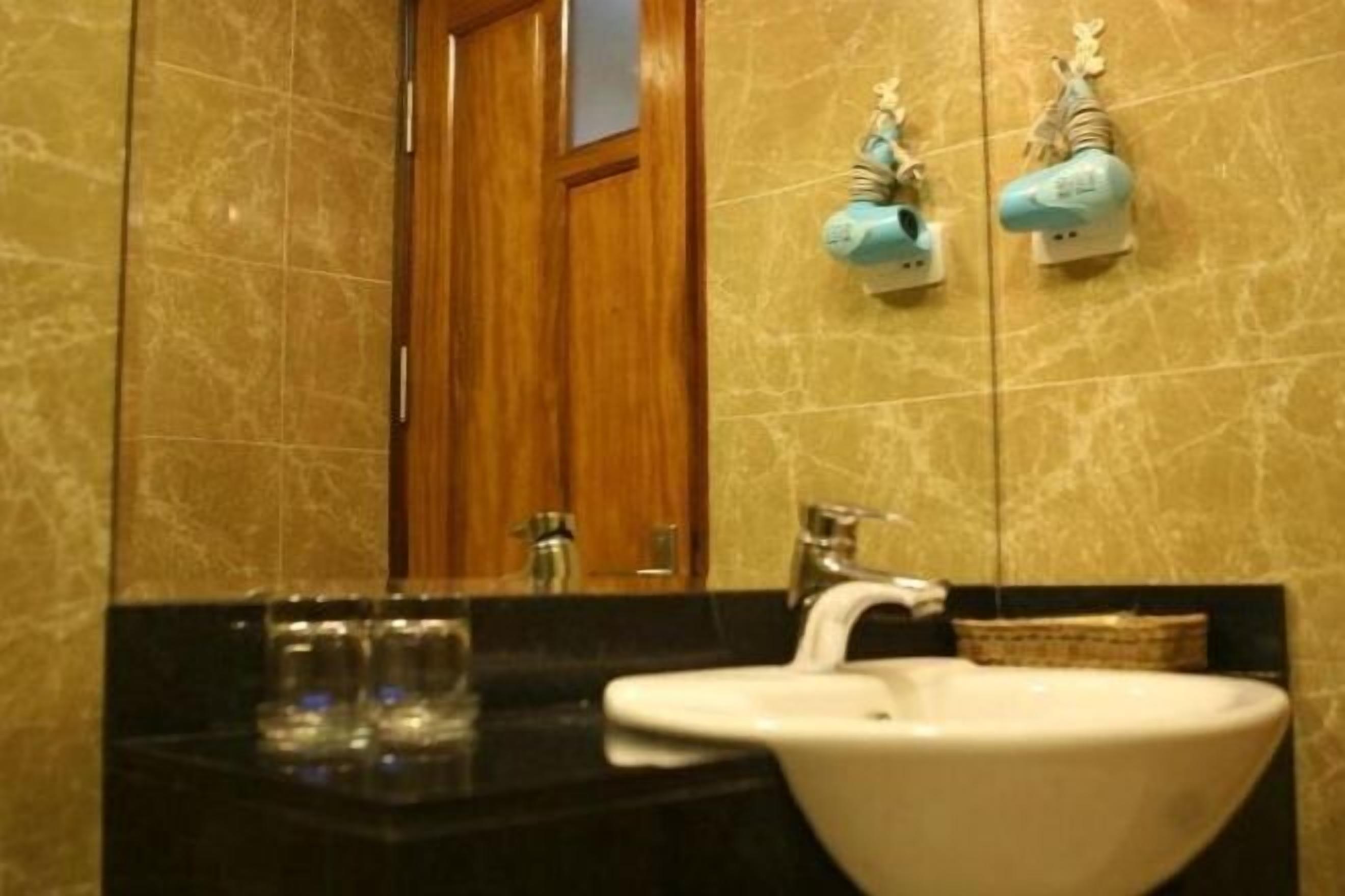 Bad | Toalettartikler (inkludert), hårføner, tøfler og bidé