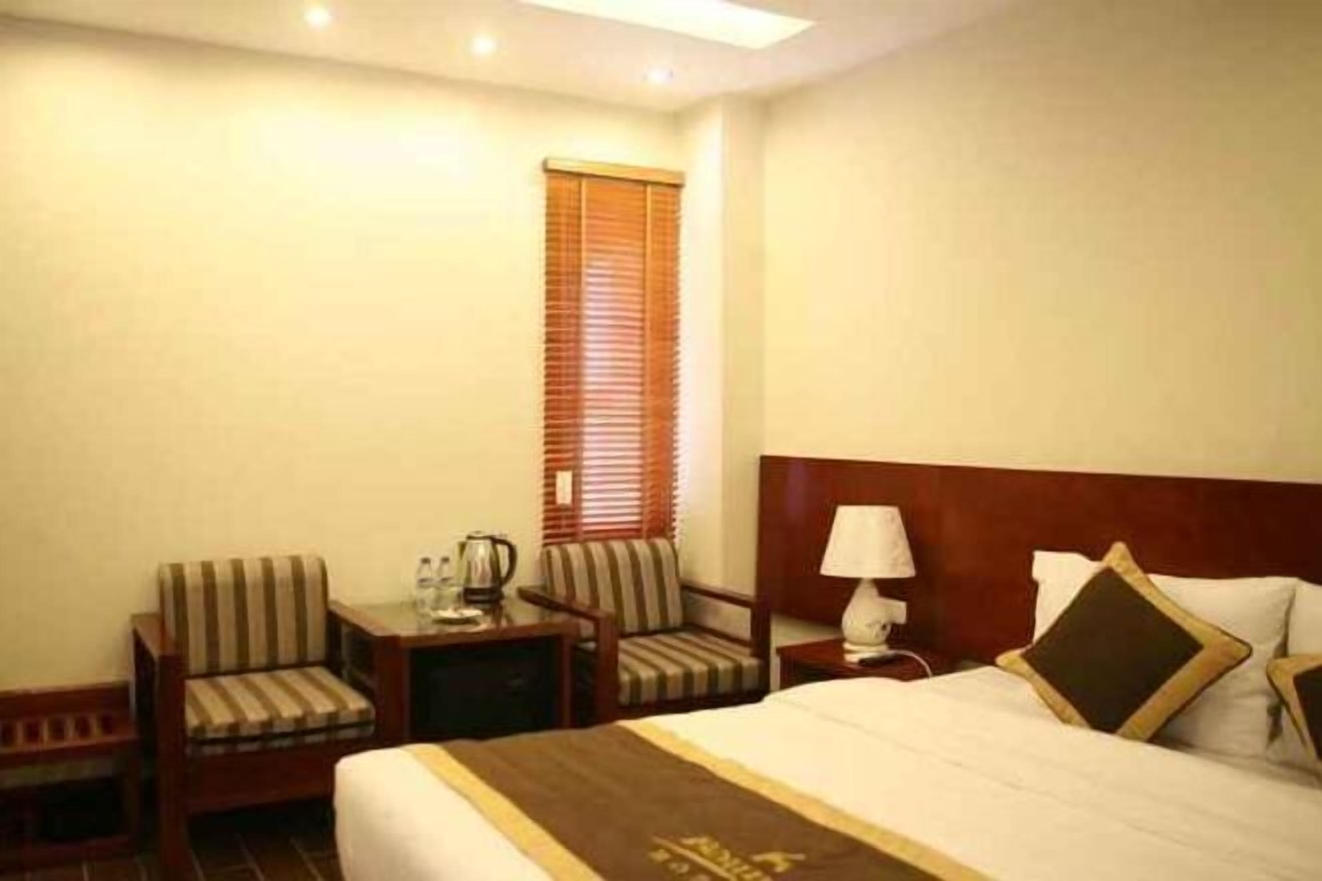 Minibar, safe på rommet, skrivebord og lydisolert