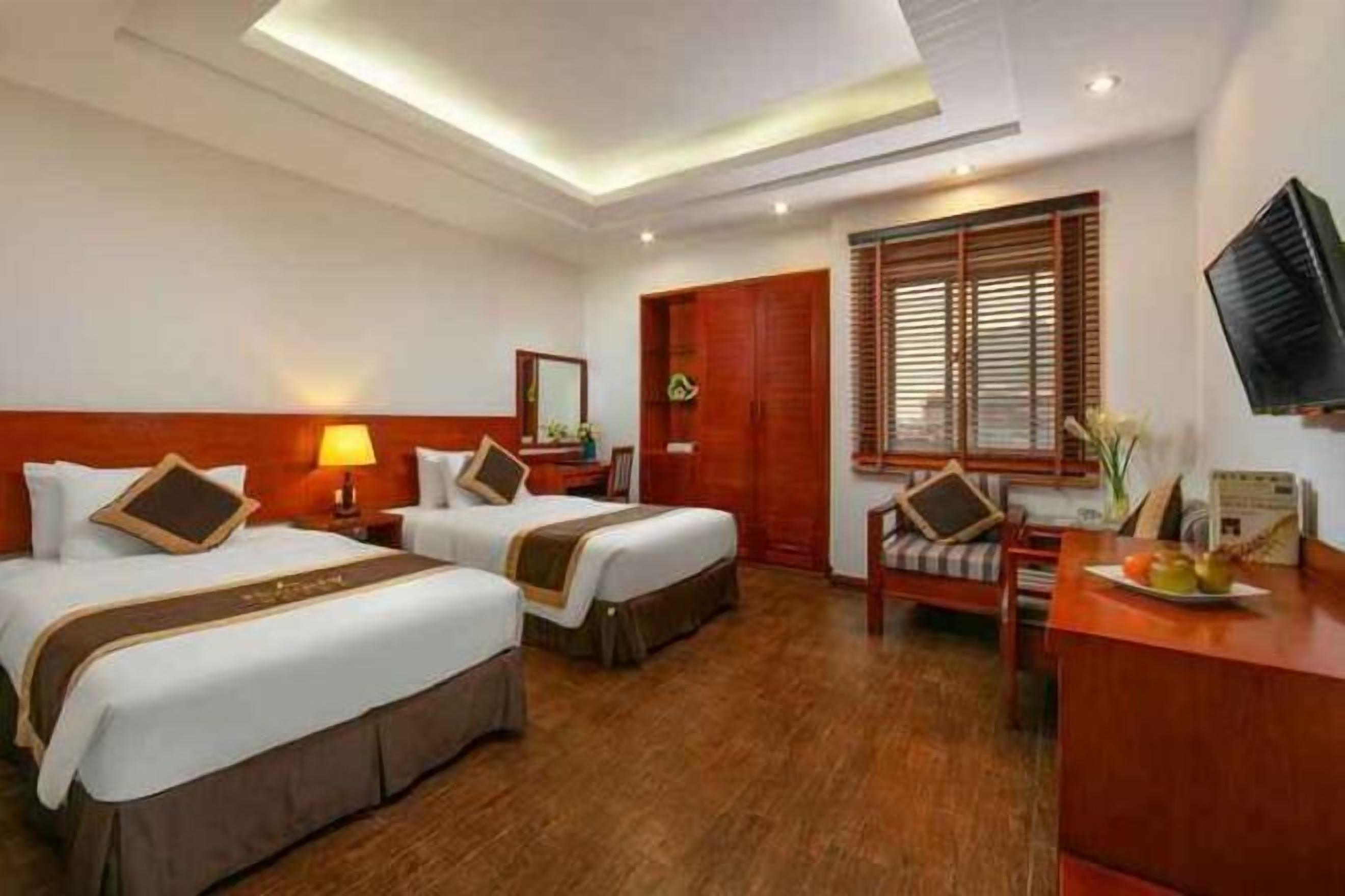 Minibar, brankas, meja kerja, dan kedap suara