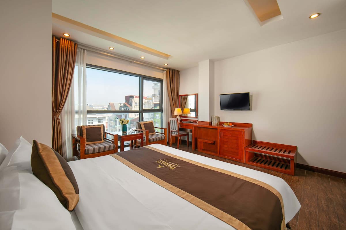 Phòng đôi Superior (1 Big Bed Only) | Minibar, két bảo mật tại phòng, bàn, phòng cách âm