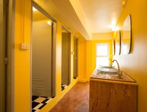 Shower, free toiletries, hair dryer, towels - Oldie and Sleepy Hostel (Udon Thani)