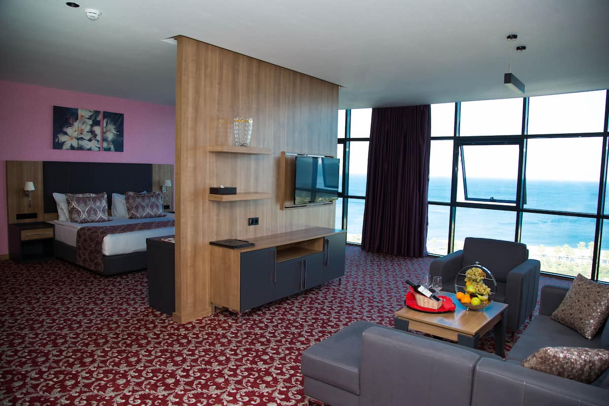 Executive Suite | 1 bedroom, minibar, in-room safe, blackout drapes