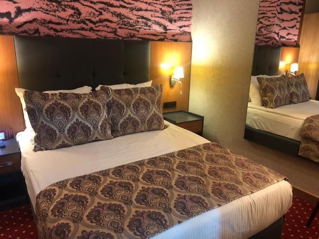 Economy Double Room | Minibar, in-room safe, blackout drapes, soundproofing