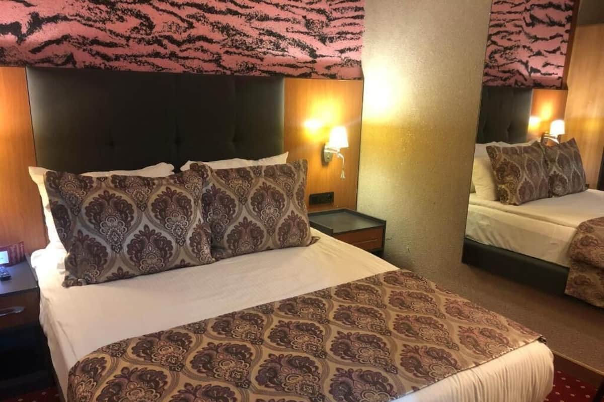 Economy Double Room | Minibar, in-room safe, blackout drapes, soundproofing